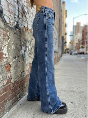 ג׳ינס כחול רחב של דיזל בדגם D-Akemi 0ADCJ עם שטיפות בהירות וחגורת מותן קלאסית.