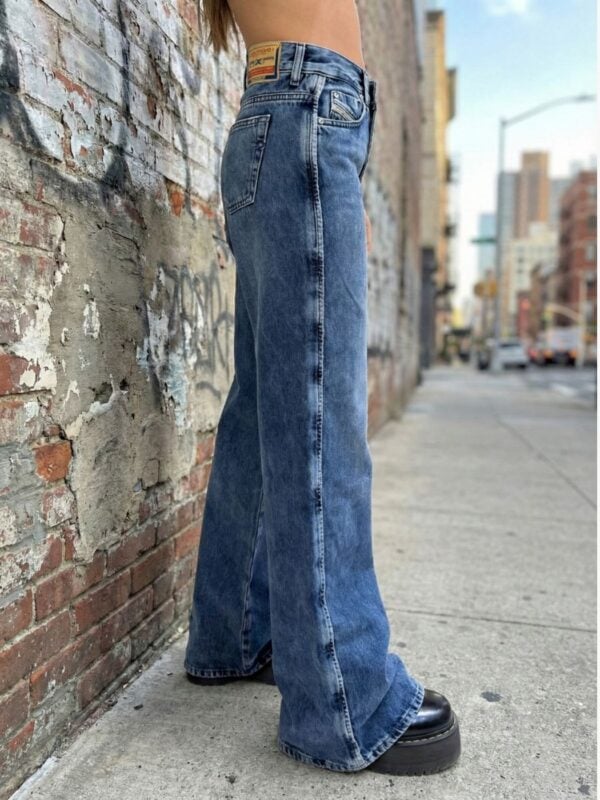 ג׳ינס כחול רחב של דיזל בדגם D-Akemi 0ADCJ עם שטיפות בהירות וחגורת מותן קלאסית.