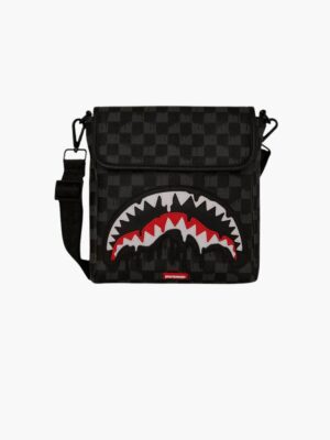 תיק מסנג'ר שחור של ספרייגראונד עם דוגמת שחמט כהה, הדפס כריש אדום־לבן בחזית ורצועת כתף שחורה.