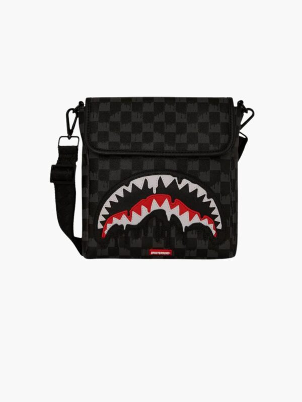 תיק מסנג'ר שחור של ספרייגראונד עם דוגמת שחמט כהה, הדפס כריש אדום־לבן בחזית ורצועת כתף שחורה.