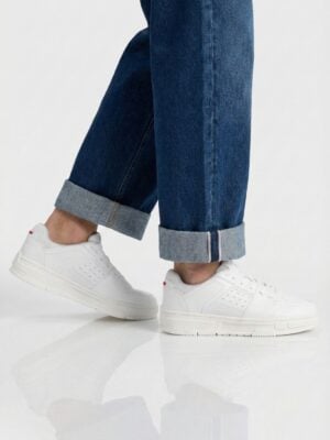 סניקרס לבנות של הוגו עם עליון מחורר, שרוכים לבנים וסוליה עבה בגוון שמנת, תג רקום אדום בעקב