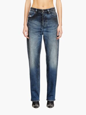 ג׳ינס כחול של דיזל בדגם D-Ark 09N53 עם שטיפות כהות, גזרה ישרה וכיסים אחוריים קלאסיים.