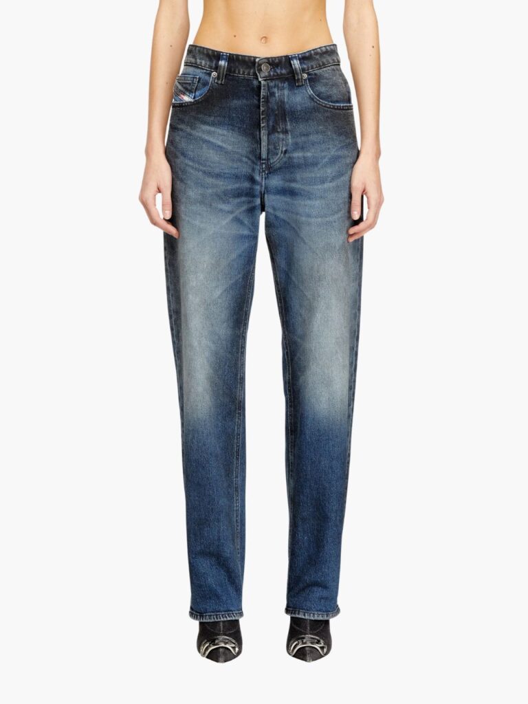 ג׳ינס כחול של דיזל בדגם D-Ark 09N53 עם שטיפות כהות, גזרה ישרה וכיסים אחוריים קלאסיים.