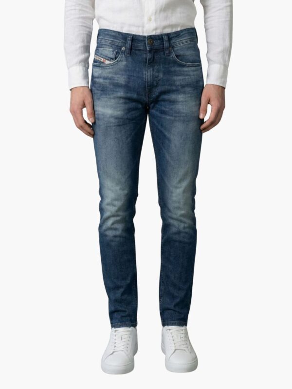 ג'ינס כחול של דיזל בגזרה סקיני, מותן נמוכה ורגל צרה מהירך ועד הקרסול