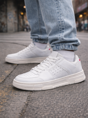 סניקרס לבנות של הוגו עם עליון מחורר, שרוכים לבנים וסוליה עבה בגוון שמנת, תג רקום אדום בעקב