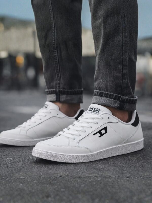 נעלי סניקרס Diesel Ukiyo בצבע לבן עם לוגו D שחור בצד ומאחור