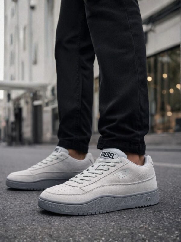 נעלי סניקרס Diesel Ukiyo בצבע אפור מזמש עם לוגו D וסוליה עבה