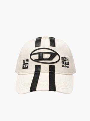 כובע מצחייה Diesel בצבע קרם עם שני פסי עור שחורים, לוגו Oval D גדול בחזית ורקמות טקסט שחורות