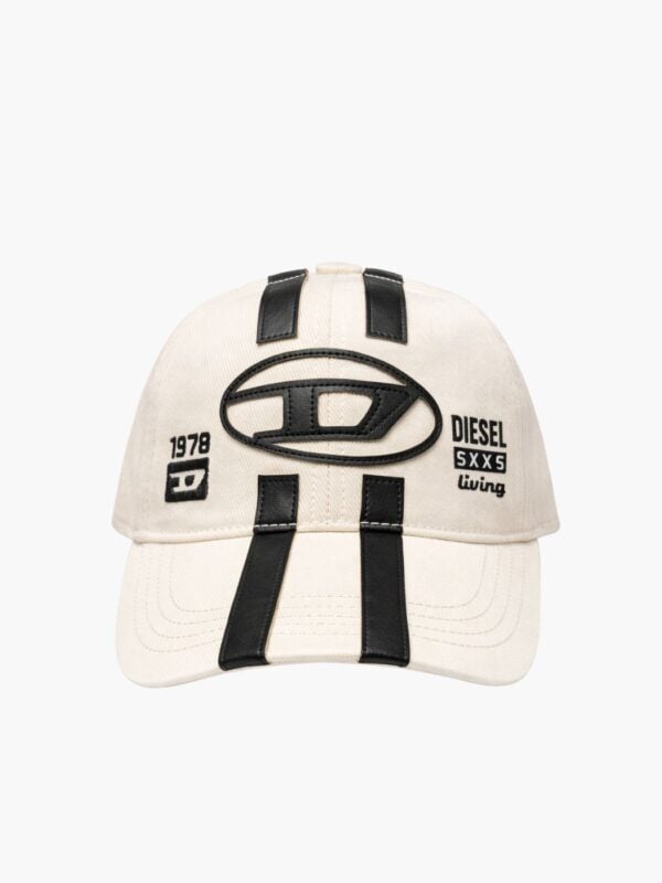 כובע מצחייה Diesel בצבע קרם עם שני פסי עור שחורים, לוגו Oval D גדול בחזית ורקמות טקסט שחורות