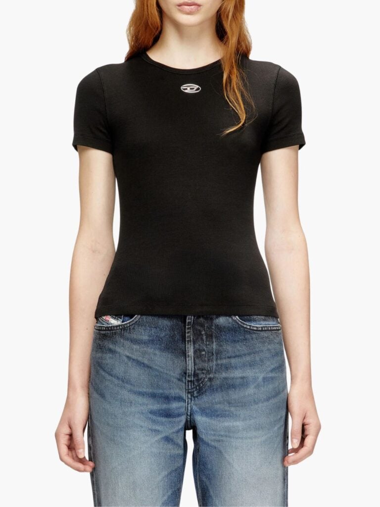 דוגמנית לובשת טי שירט שחורה צמודה מבד ריב עם לוגו Oval D מתכתי של המותג Diesel באתר STOR75.