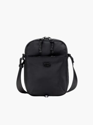 תיק צד (Crossbody) שחור מבית Diesel. עשוי בד טכני עמיד בגזרה אנכית עם לוגו D אובלי בחזית, תא רכוס נוסף ורצועה מתכווננת.