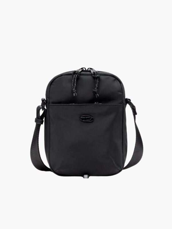 תיק צד (Crossbody) שחור מבית Diesel. עשוי בד טכני עמיד בגזרה אנכית עם לוגו D אובלי בחזית, תא רכוס נוסף ורצועה מתכווננת.