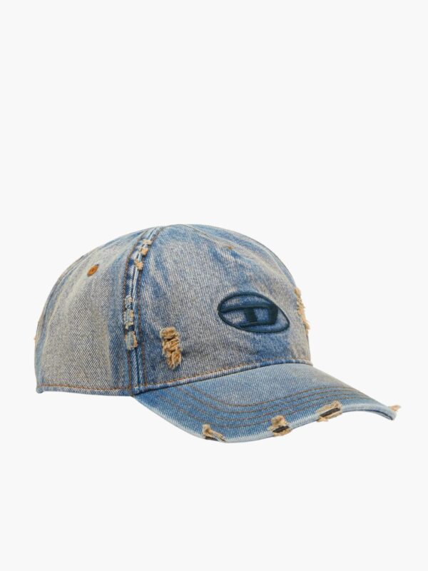 כובע מצחייה ג'ינס כחול בהיר של Diesel בעיצוב קרוע עם לוגו D רקום בחזית.