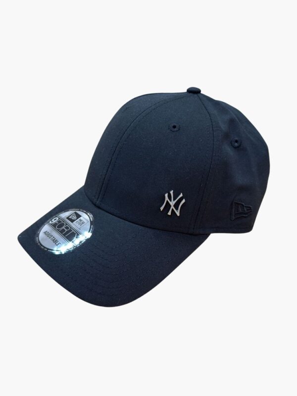 כובע מצחייה שחור New Era דגם 9FORTY עם סיכת לוגו NY מתכתית קטנה בצד
