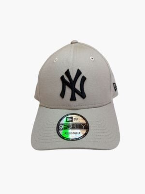 כובע מצחייה New Era דגם 9FORTY בצבע אפור בהיר עם לוגו NY שחור