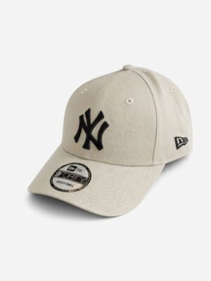 כובע מצחייה ניו ארה (New Era) דגם 9FORTY בצבע בז' עם לוגו שחור רקום של ניו יורק יאנקיז (NY) ורצועה אחורית מתכווננת.