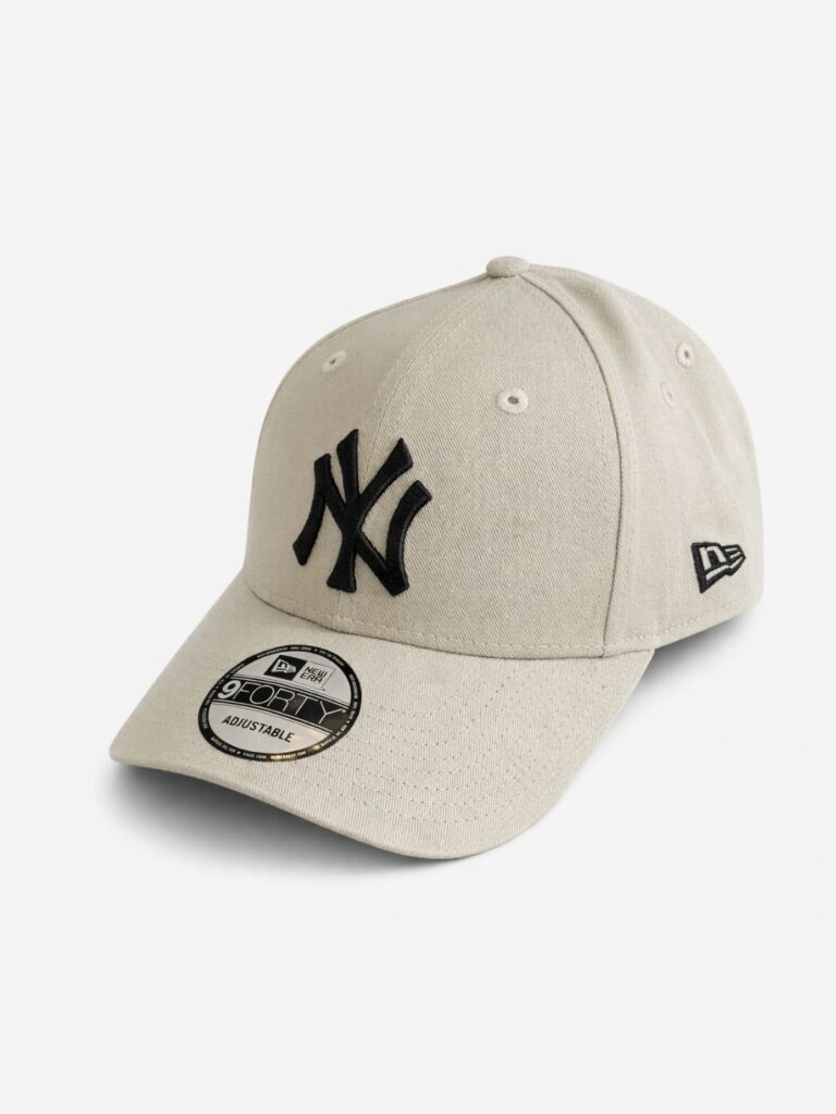 כובע מצחייה ניו ארה (New Era) דגם 9FORTY בצבע בז' עם לוגו שחור רקום של ניו יורק יאנקיז (NY) ורצועה אחורית מתכווננת.