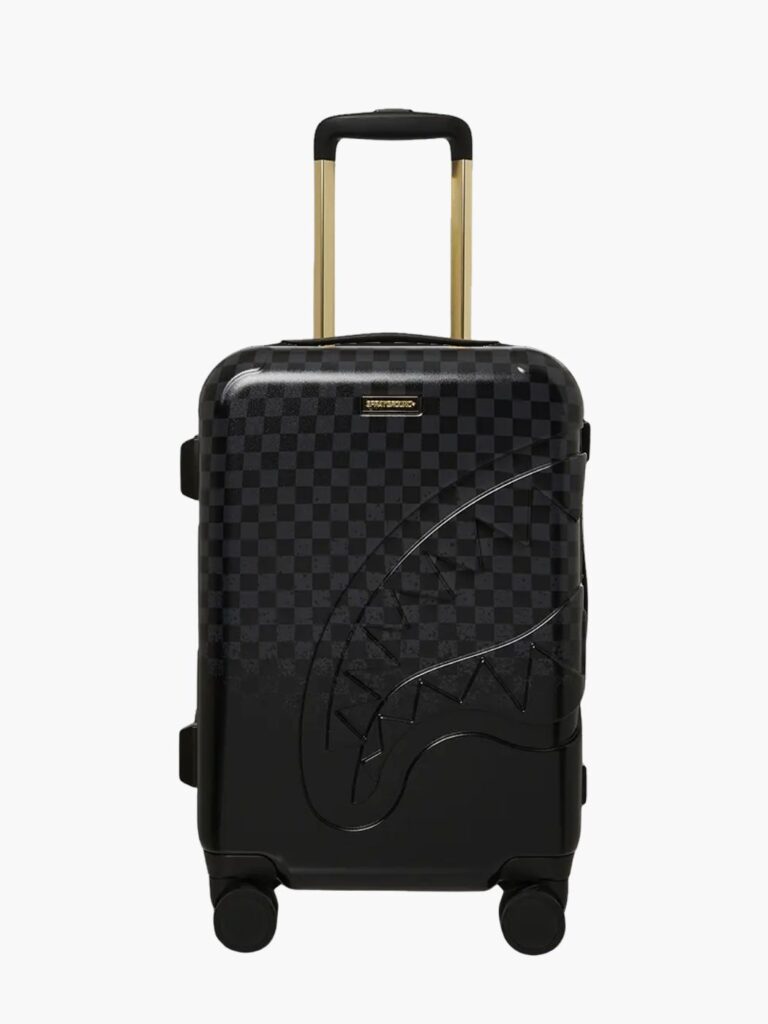מזוודת טרולי שחורה עם דוגמת משבצות, איור כריש מובלט, ידית טלסקופית זהובה, גלגלים כפולים ומנעול TSA מובנה של ספרייגראונד