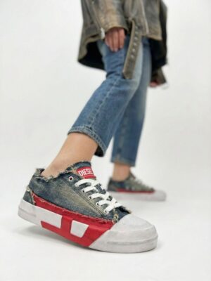 נעלי סניקרס של דיזל מדנים כהה עם קצוות פרומים, שילוב אדום בולט וצוות לבנה עם לוגו דיזל בעקב