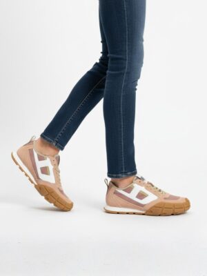 סניקרס של דיזל בצבעי ורוד בז’ ולבן עם שרוכים ירקרקים, שילובי ריפוד וזמש וסוליית גומי מחולקת עבה