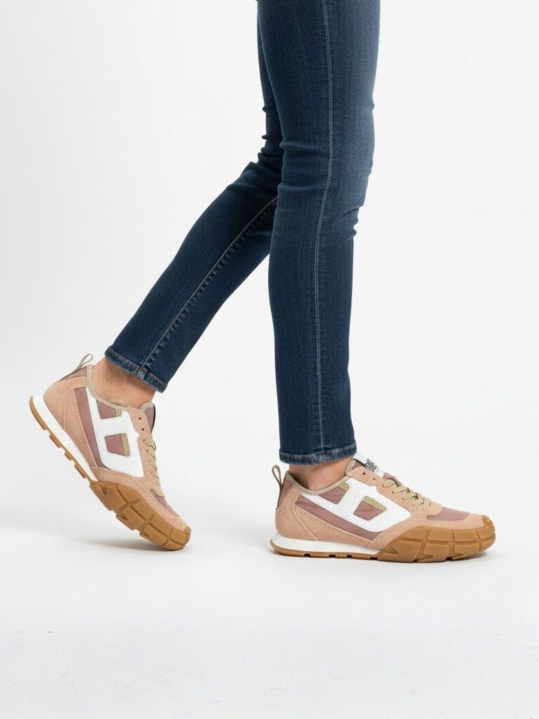 סניקרס של דיזל בצבעי ורוד בז’ ולבן עם שרוכים ירקרקים, שילובי ריפוד וזמש וסוליית גומי מחולקת עבה