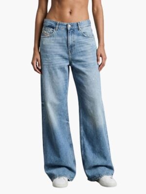 ג׳ינס כחול בהיר בגזרה רחבה עם שטיפות וקרעים עדינים דיזל