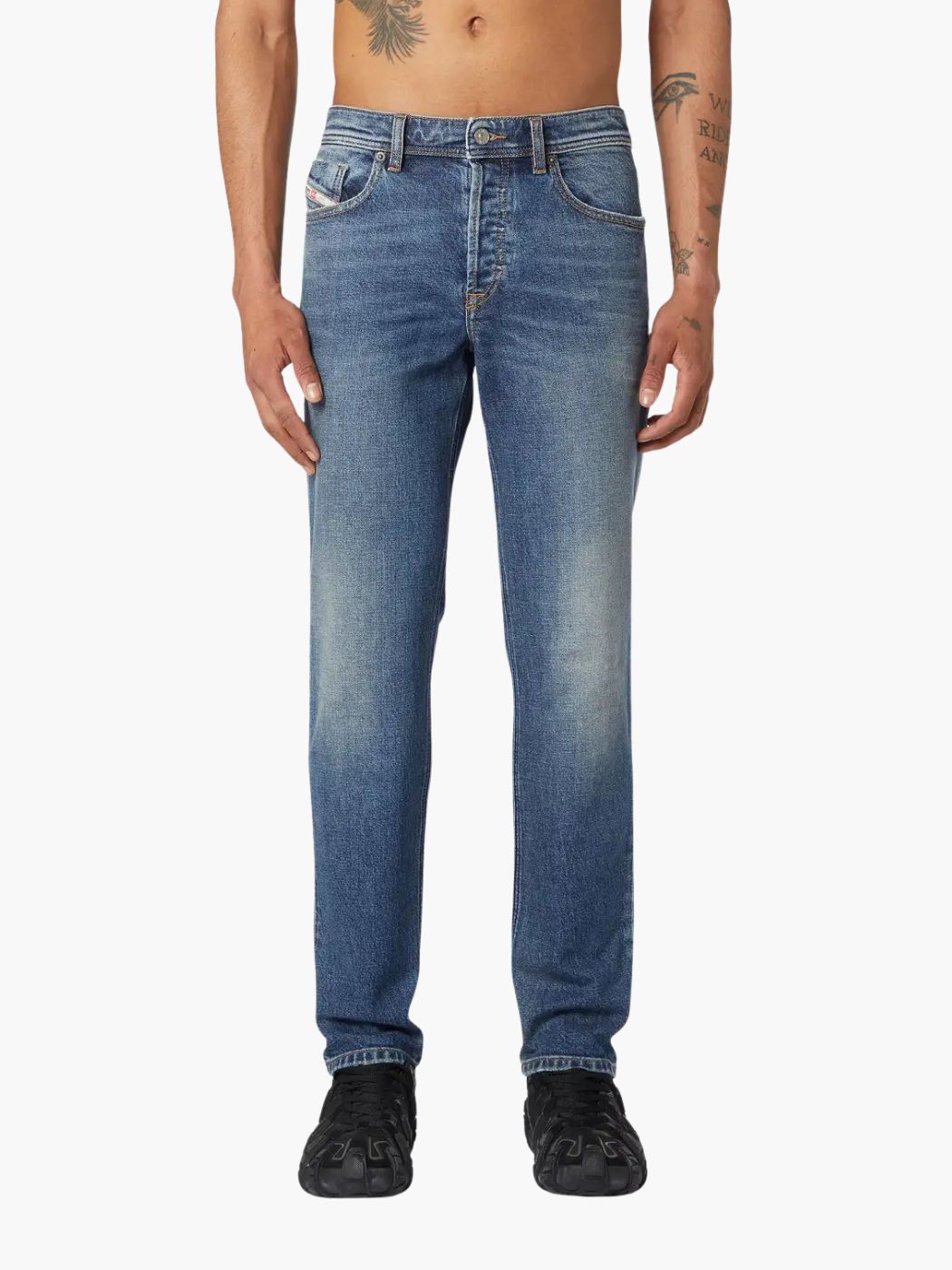 ג'ינס כחול של דיזל בגזרה רגילה, שטיפה קלאסית עם הבהרות קלות, חמישה כיסים, סגירת כפתור ורוכסן.