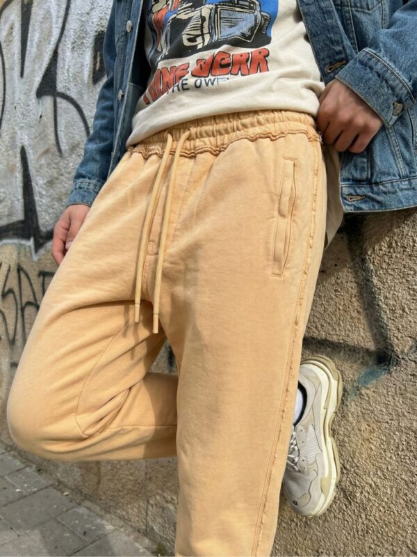 מכנס פוטר חול בהיר של טי-בון עם גומי במותן ושרוך קשירה כיסים צדדיים ורוכסנים וגומי בקרסול