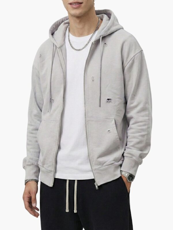 קפוצ׳ון רוכסן אפור בהיר של טי-בון עם קפוצ׳ון שרוכים כיס קנגורו קדמי וגימור שטיפה עם קרעים קטנים מפוזרים