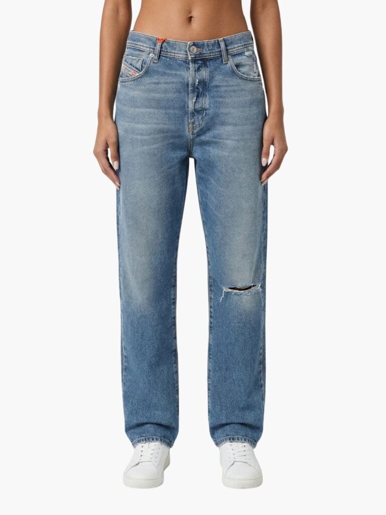 ג'ינס כחול בהיר של דיזל בגזרה ישרה עם קרעים עדינים, חמישה כיסים, סגירת כפתור ורוכסן, תג מותג מאחור וגימור ווש טבעי