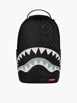 תיק גב שחור של ספרייגראונד עם הדפס כריש גרפי בגווני אפור ולבן רוכסנים עליונים ידית נשיאה ורצועות גב מרופדות