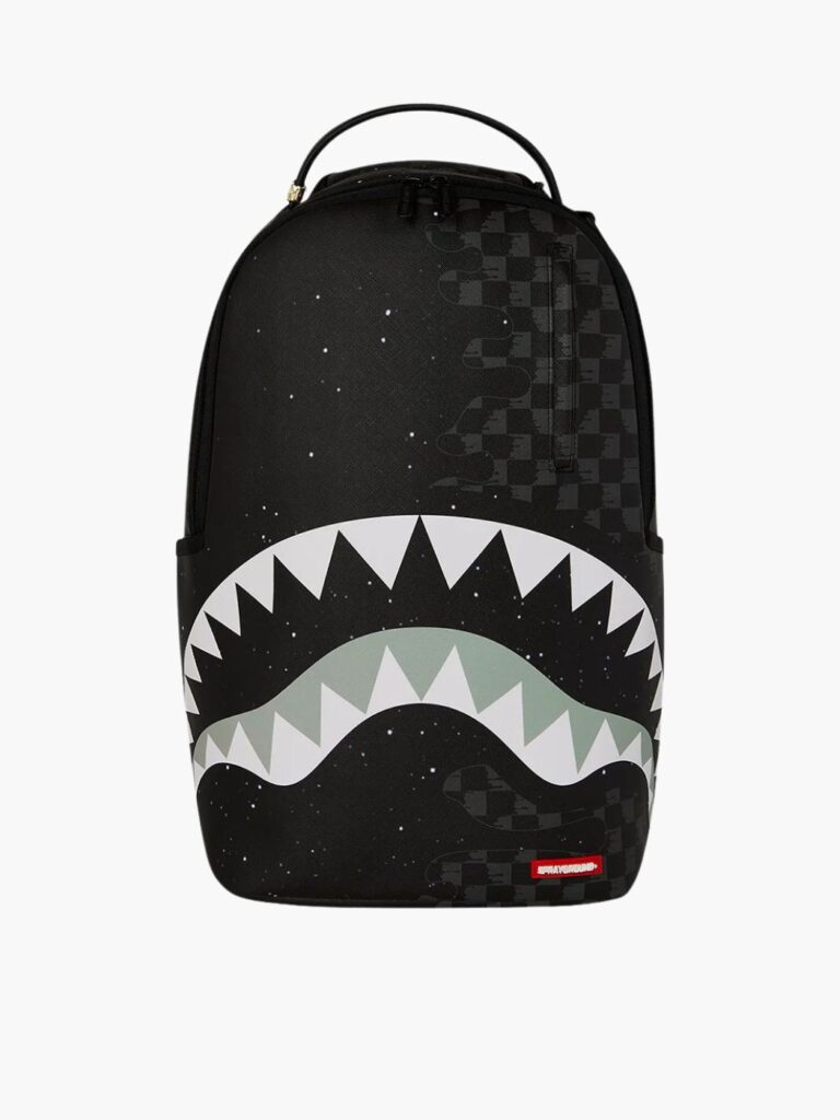 תיק גב שחור של ספרייגראונד עם הדפס כריש גרפי בגווני אפור ולבן רוכסנים עליונים ידית נשיאה ורצועות גב מרופדות