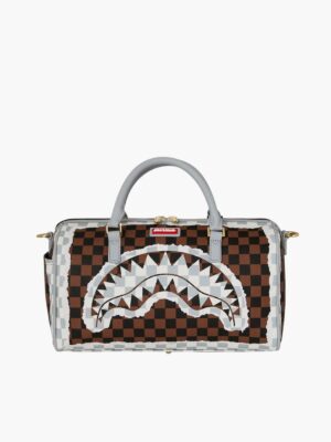 תיק דופל מלבני של ספרייגראונד בדוגמת שחמט חום־לבן, הדפס כריש בחזית, ידיות אפורות ורוכסני זהב.