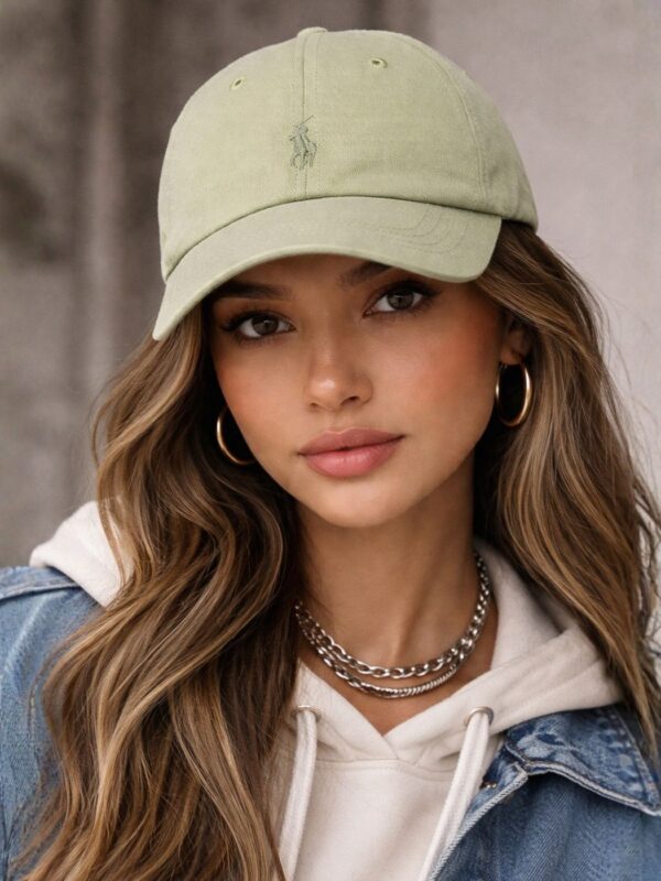 כובע בייסבול ירוק חיוור של פולו עם רקמת לוגו קדמית וסגירת רצועה אחורית מתכווננת עם אבזם מתכתי