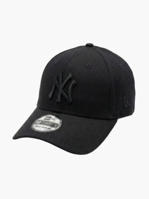 כובע שחור של ניו יורק יאנקיס עם לוגו NY רקום בשחור בחזית כובע סגור בגזרה אלסטית וסמל New Era בצד