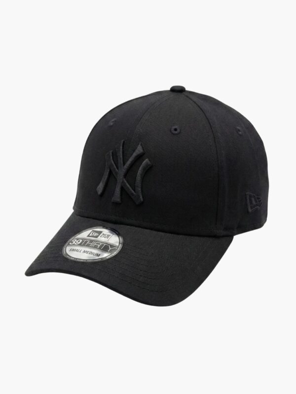 כובע שחור של ניו יורק יאנקיס עם לוגו NY רקום בשחור בחזית כובע סגור בגזרה אלסטית וסמל New Era בצד