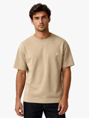 חולצת טי שירט איכותית לגבר מבית Polo Ralph Lauren בגוון בז' קאמל, עשויה בד כותנה עבה עם רקמת לוגו הפרש לבנה בחזית.