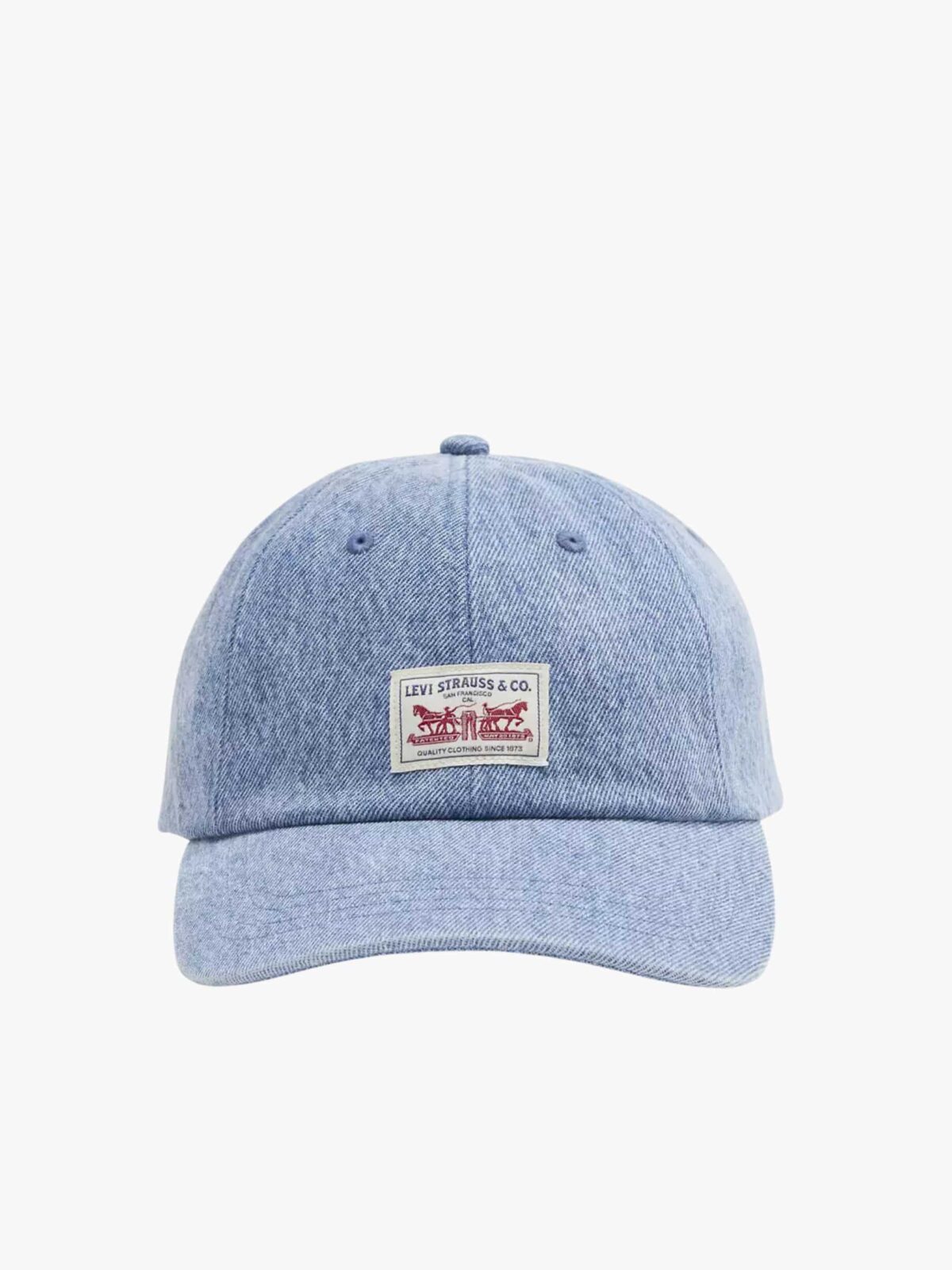 כובע מצחייה Levi's מבד ג'ינס כחול בהיר עם פאץ' לוגו "שני הסוסים" הקלאסי וסגירת רצועה מתכווננת.