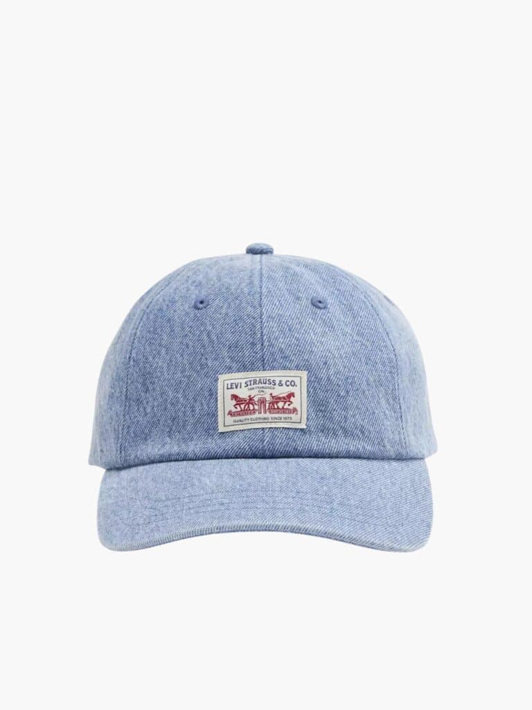 כובע מצחייה Levi's מבד ג'ינס כחול בהיר עם פאץ' לוגו "שני הסוסים" הקלאסי וסגירת רצועה מתכווננת.