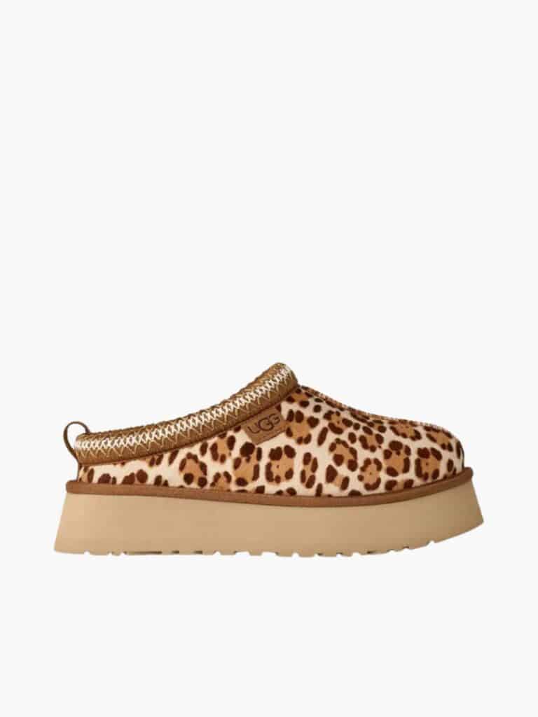 כפכפי פלטפורמה של UGG מנומר עם סוליה עבה, עיטור רקום בשוליים