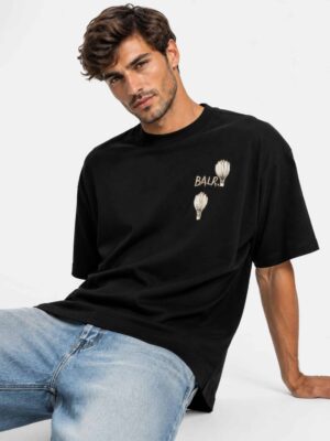 טישירט שחורה בגזרת אוברסייז של BALR, הכוללת הדפס גרפי ייחודי בגוון זהוב בחזית ופאץ' בד בהיר עם לוגו בגב.