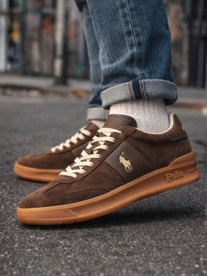 נעלי סניקרס לגברים פולו ראלף לורן בצבע חום זמש עם סוליית גומי ולוגו זהב