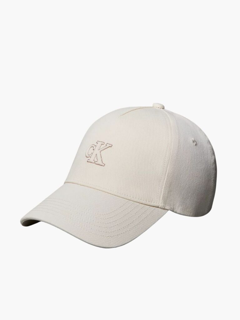 כובע מצחייה קלווין קליין (Calvin Klein) בגוון שמנת עם לוגו cK רקום בחזית, עיצוב נקי ויוקרתי עם רצועה מתכווננת מאחור.