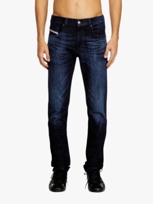ג'ינס דיזל (Diesel) מקורי לגברים דגם D-Strukt בגזרת סלים (Slim Fit) בצבע כחול כהה עם שפשופים עדינים – למראה מעוצב ונוח.