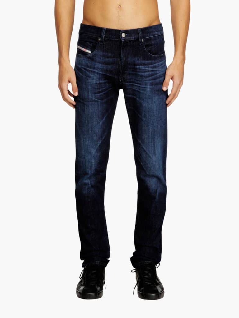 ג'ינס דיזל (Diesel) מקורי לגברים דגם D-Strukt בגזרת סלים (Slim Fit) בצבע כחול כהה עם שפשופים עדינים – למראה מעוצב ונוח.