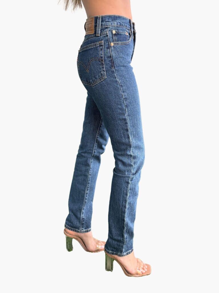 ג'ינס ליווייס כחול כהה לנשים דגם Wedgie Slim בגזרה מחטבת עם סגירת כפתורים, מבט מלפנים
