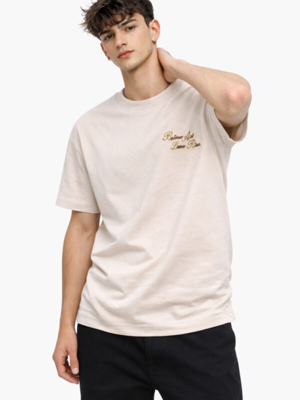 חולצת טי שירט בצבע קרם לגבר באלר (BALR) עם כיתוב קטן בחזית והדפס פרחוני גדול בגב