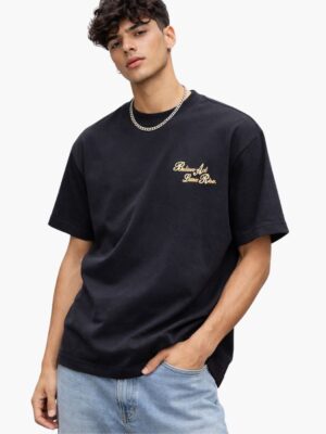 חולצת טי שירט שחורה לגבר באלר (BALR) עם כיתוב מוזהב בחזית והדפס פרחוני גדול בגב