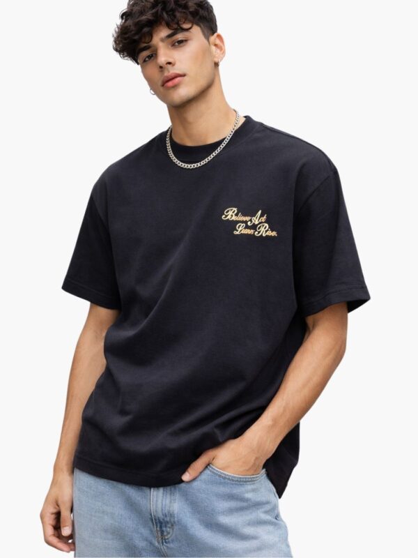 חולצת טי שירט שחורה לגבר באלר (BALR) עם כיתוב מוזהב בחזית והדפס פרחוני גדול בגב