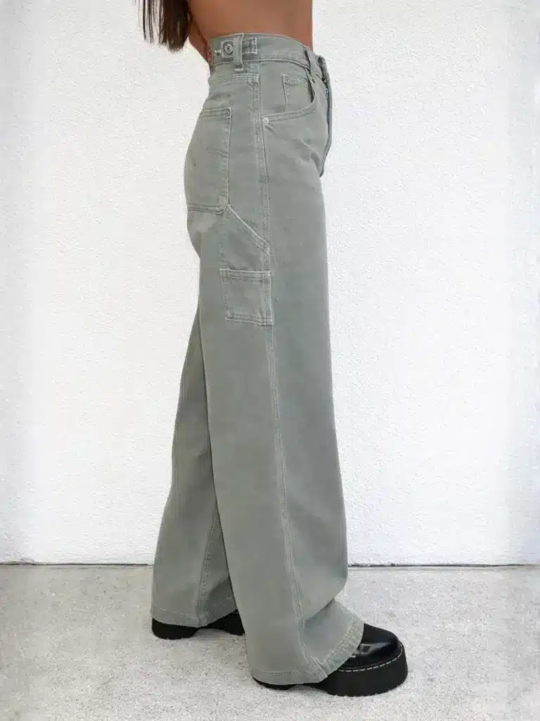 ג'ינס ליוויס לנשים דגם Cinch Baggy בגזרה רחבה בצבע אפרפר-ירקרק, עם רצועת הידוק אחורית וכיסי צד.